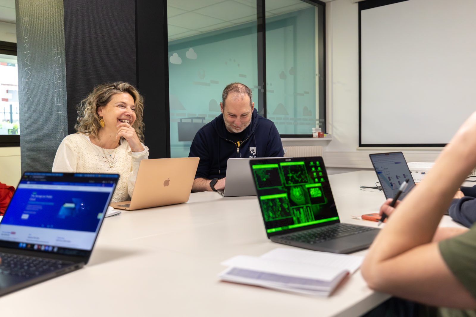 L'équipe Rix en session de travail autour d'une infrastructure, ordinateurs ouverts