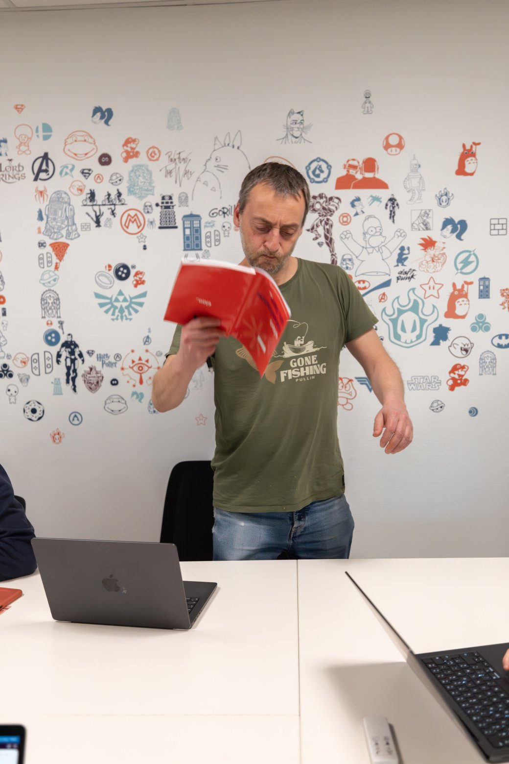 Un membre de l'équipe Rix feuillette un document dans les bureaux